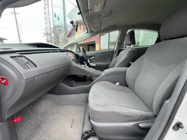 プリウス S 純正ナビ 地デジ Bluetooh スマートキー プッシュスタート オートライト フォグランプ 格納ミラー ETC 純正アルミ オートエアコン 衝突安全ボディー 盗難防止システム Wエアバック 禁煙車(31枚目)