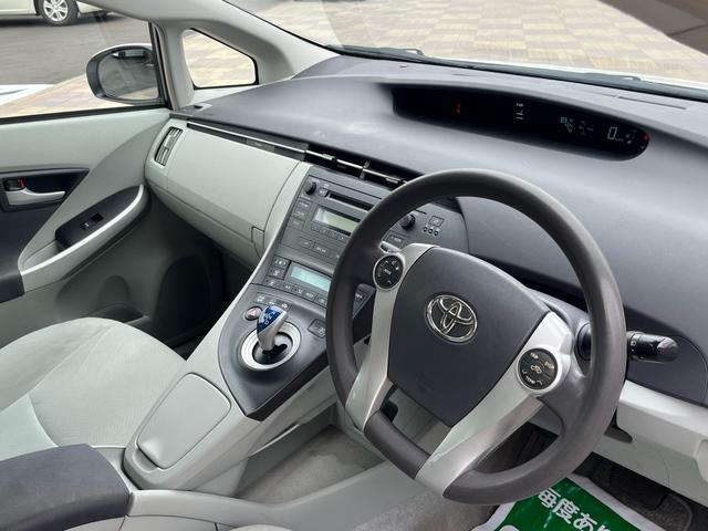 プリウス S スマートキー プッシュスタート CDステレオ オートライト フォグランプ ETC 格納ミラー オートエアコン 純正アルミ 衝突安全ボディー 盗難防止システム Wエアバック ABS 禁煙車(7枚目)