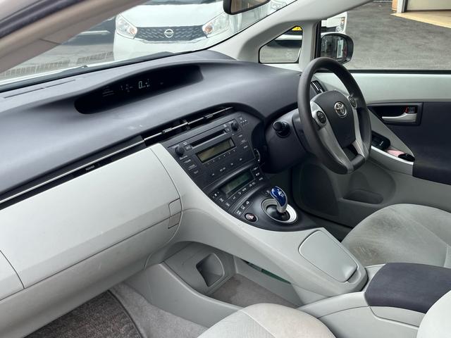 プリウス S スマートキー プッシュスタート CDステレオ オートライト フォグランプ ETC 格納ミラー オートエアコン 純正アルミ 衝突安全ボディー 盗難防止システム Wエアバック ABS 禁煙車(28枚目)