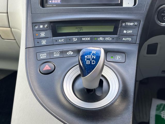 プリウス S LEDエディション ナビ 地デジ Bluetooh バックモニター スマートキー プッシュスタート LEDライト フォグランプ ETC 格納ミラー オートライト 純正アルミ 衝突安全ボディー Wエアバック ABS 禁煙車(13枚目)