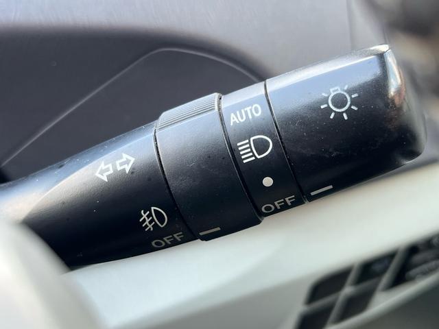 プリウス S LEDエディション ナビ 地デジ Bluetooh バックモニター スマートキー プッシュスタート LEDライト フォグランプ ETC 格納ミラー オートライト 純正アルミ 衝突安全ボディー Wエアバック ABS 禁煙車(17枚目)