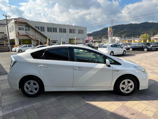 プリウス S LEDエディション ナビ 地デジ Bluetooh バックモニター スマートキー プッシュスタート LEDライト フォグランプ ETC 格納ミラー オートライト 純正アルミ 衝突安全ボディー Wエアバック ABS 禁煙車(24枚目)