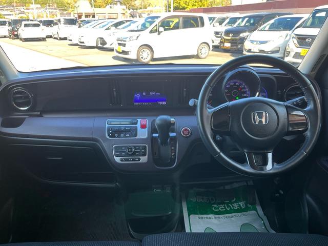 Ｎ－ＯＮＥ プレミアム・Ｌパッケージ　ディスプレイオーディオ　Ｂｌｕｅｔｏｏｈ　バックモニター　スマートキー　プッシュスタート　ディスチャージライト　フォグランプ　アイドリングストップ　横滑り防止　純正アルミ　Ｗエアバック　ＡＢＳ　禁煙車（8枚目）