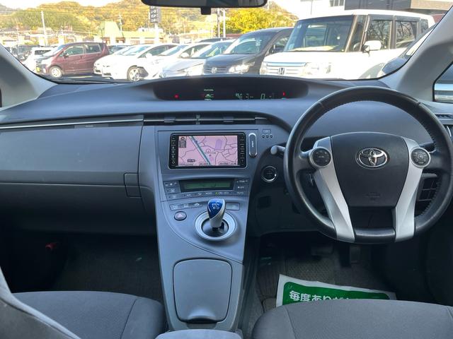プリウス Ｓツーリングセレクション　ナビ　地デジ　Ｂｌｕｅｔｏｏｈ　バックモニター　スマートキー　ＬＥＤライト　フォグランプ　格納ミラー　ＥＴＣ　純正アルミ　オートライト　衝突安全ボディー　盗難防止システム　Ｗエアバック　ＡＢＳ　禁煙車（8枚目）