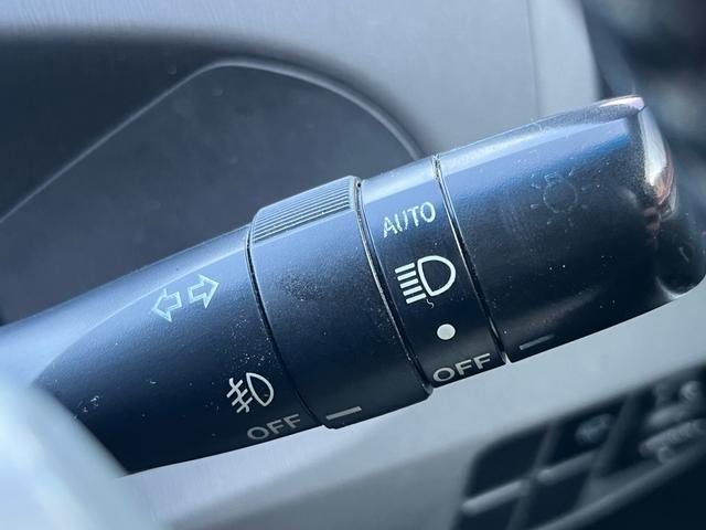 プリウス Ｓツーリングセレクション　ナビ　地デジ　Ｂｌｕｅｔｏｏｈ　バックモニター　スマートキー　ＬＥＤライト　フォグランプ　格納ミラー　ＥＴＣ　純正アルミ　オートライト　衝突安全ボディー　盗難防止システム　Ｗエアバック　ＡＢＳ　禁煙車（17枚目）