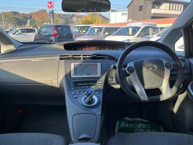 プリウス S 純正ナビ 地デジ バックモニター スマートキー プッシュスタート ETC 純正アルミ 格納ミラー オートライト フォグランプ オートエアコン 衝突安全ボディー 盗難防止システム Wエアバック 禁煙車(8枚目)