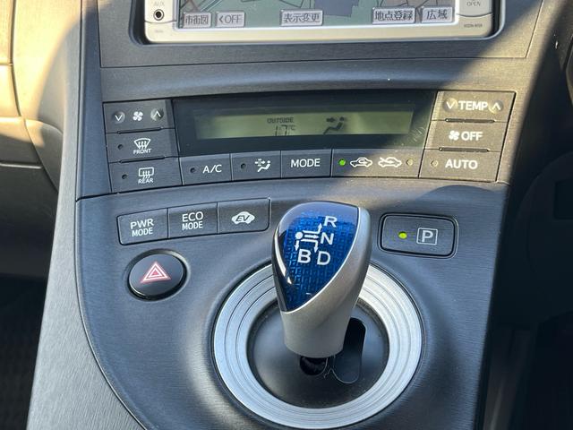 プリウス S 純正ナビ 地デジ バックモニター スマートキー プッシュスタート ETC 純正アルミ 格納ミラー オートライト フォグランプ オートエアコン 衝突安全ボディー 盗難防止システム Wエアバック 禁煙車(13枚目)