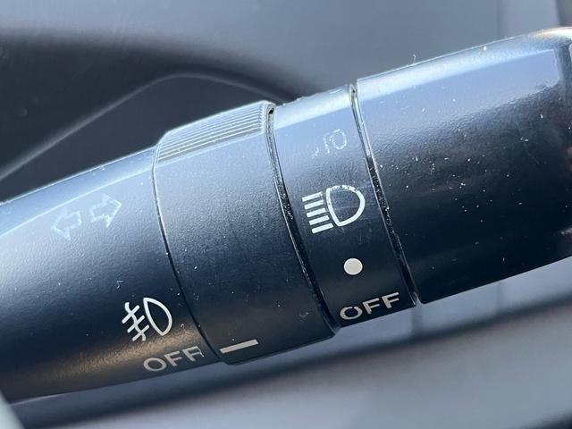 プリウス S 純正ナビ 地デジ バックモニター スマートキー プッシュスタート ETC 純正アルミ 格納ミラー オートライト フォグランプ オートエアコン 衝突安全ボディー 盗難防止システム Wエアバック 禁煙車(17枚目)