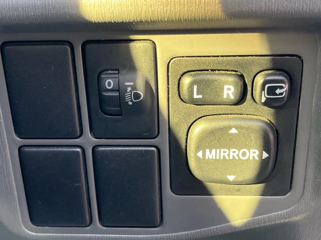 プリウス S 純正ナビ 地デジ バックモニター スマートキー プッシュスタート ETC 純正アルミ 格納ミラー オートライト フォグランプ オートエアコン 衝突安全ボディー 盗難防止システム Wエアバック 禁煙車(19枚目)