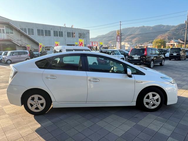 プリウス S 純正ナビ 地デジ バックモニター スマートキー プッシュスタート ETC 純正アルミ 格納ミラー オートライト フォグランプ オートエアコン 衝突安全ボディー 盗難防止システム Wエアバック 禁煙車(24枚目)