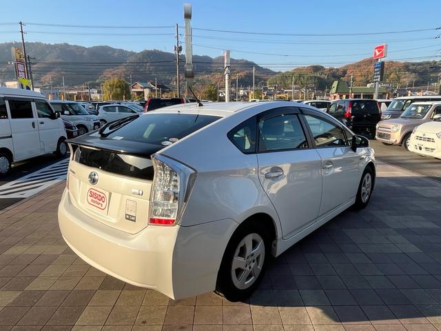 プリウス S 純正ナビ 地デジ バックモニター スマートキー プッシュスタート ETC 純正アルミ 格納ミラー オートライト フォグランプ オートエアコン 衝突安全ボディー 盗難防止システム Wエアバック 禁煙車(25枚目)