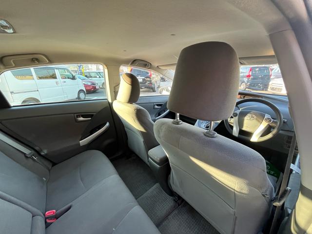 プリウス S 純正ナビ 地デジ バックモニター スマートキー プッシュスタート ETC 純正アルミ 格納ミラー オートライト フォグランプ オートエアコン 衝突安全ボディー 盗難防止システム Wエアバック 禁煙車(26枚目)