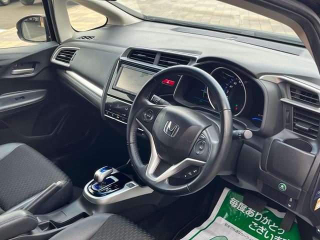 フィットハイブリッド Ｌパッケージ　ナビ　地デジ　Ｂｌｕｅｔｏｏｈ　バックモニター　スマートキー　ＥＴＣ　ハーフレザーシート　ＬＥＤライト　クルーズコントロール　格納ミラー　オートライト　横滑り防止　アイドリングストップ　ＡＢＳ　禁煙車（7枚目）