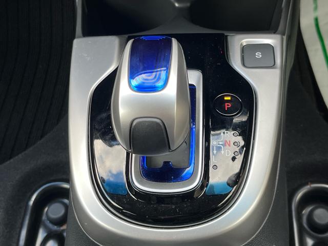 フィットハイブリッド Ｌパッケージ　ナビ　地デジ　Ｂｌｕｅｔｏｏｈ　バックモニター　スマートキー　ＥＴＣ　ハーフレザーシート　ＬＥＤライト　クルーズコントロール　格納ミラー　オートライト　横滑り防止　アイドリングストップ　ＡＢＳ　禁煙車（16枚目）