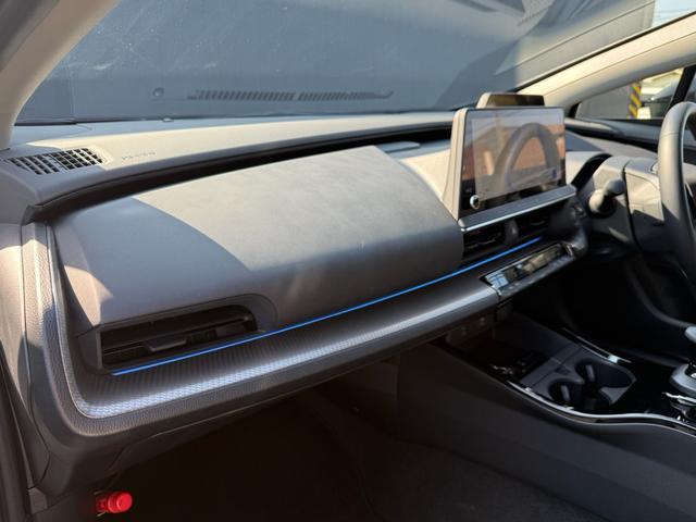 プリウス Ｚ　デジタルインナーミラー　パノラマルーフ　リアフォグ　ブラインドスポットモニター　ＡＣ１００Ｖ　純正１２．３インチナビ　アラウンドビューモニター　パワーバックドア　ＥＴＣ２．０　パワーシート（12枚目）