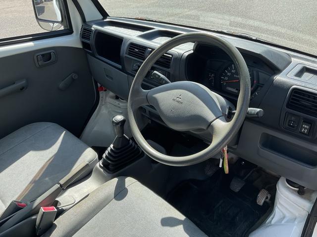ミニキャブトラック ＶＸ－ＳＥ　５速ＭＴ　４ＷＤ　純正ラジオ　ＡＭ／ＦＭ　マニュアルエアコン　パワーステアリング　ヘッドライトレベレイザー（4枚目）