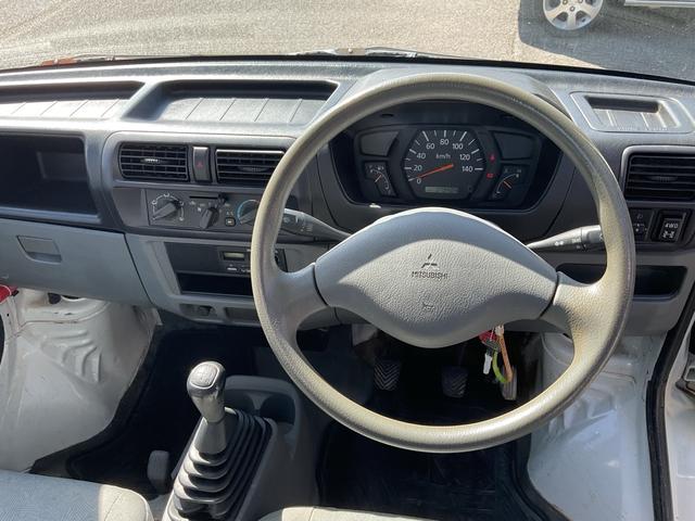 ミニキャブトラック ＶＸ－ＳＥ　５速ＭＴ　４ＷＤ　純正ラジオ　ＡＭ／ＦＭ　マニュアルエアコン　パワーステアリング　ヘッドライトレベレイザー（5枚目）