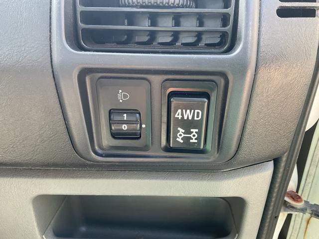 ミニキャブトラック ＶＸ－ＳＥ　５速ＭＴ　４ＷＤ　純正ラジオ　ＡＭ／ＦＭ　マニュアルエアコン　パワーステアリング　ヘッドライトレベレイザー（13枚目）