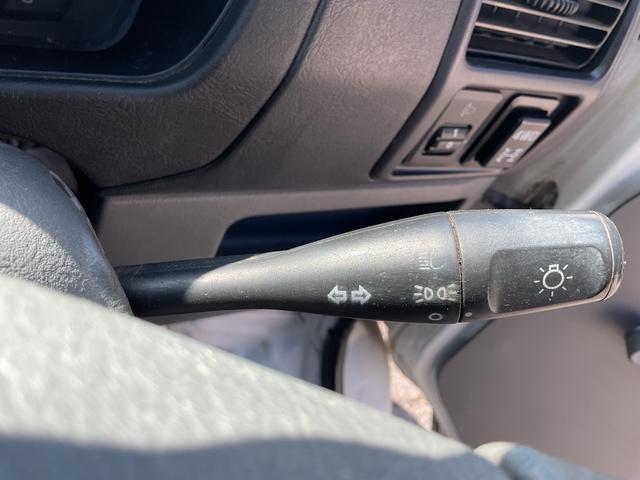ミニキャブトラック ＶＸ－ＳＥ　５速ＭＴ　４ＷＤ　純正ラジオ　ＡＭ／ＦＭ　マニュアルエアコン　パワーステアリング　ヘッドライトレベレイザー（15枚目）