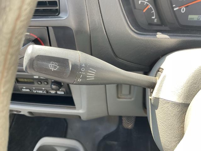 ミニキャブトラック ＶＸ－ＳＥ　５速ＭＴ　４ＷＤ　純正ラジオ　ＡＭ／ＦＭ　マニュアルエアコン　パワーステアリング　ヘッドライトレベレイザー（16枚目）