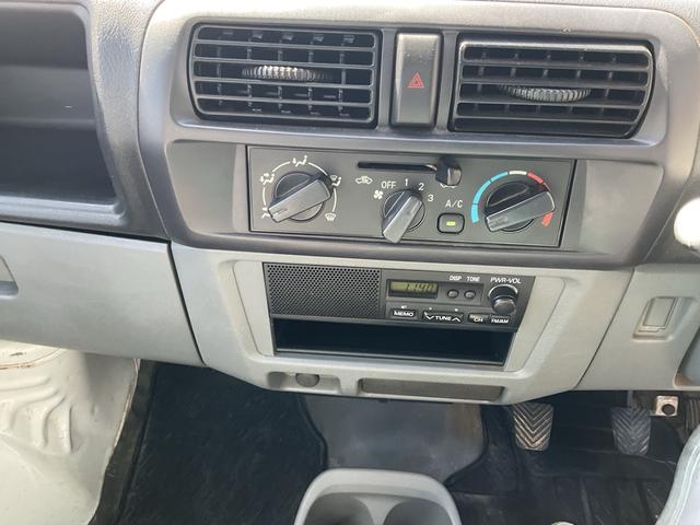 ミニキャブトラック ＶＸ－ＳＥ　５速ＭＴ　４ＷＤ　純正ラジオ　ＡＭ／ＦＭ　マニュアルエアコン　パワーステアリング　ヘッドライトレベレイザー（17枚目）