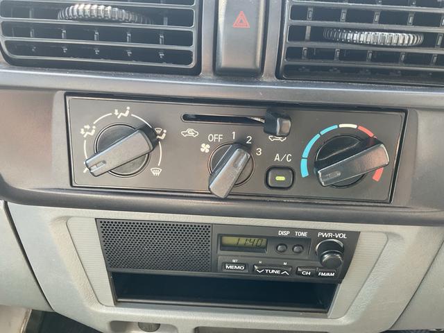 ミニキャブトラック ＶＸ－ＳＥ　５速ＭＴ　４ＷＤ　純正ラジオ　ＡＭ／ＦＭ　マニュアルエアコン　パワーステアリング　ヘッドライトレベレイザー（18枚目）