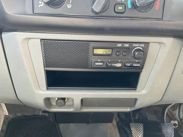 ミニキャブトラック ＶＸ－ＳＥ　５速ＭＴ　４ＷＤ　純正ラジオ　ＡＭ／ＦＭ　マニュアルエアコン　パワーステアリング　ヘッドライトレベレイザー（19枚目）