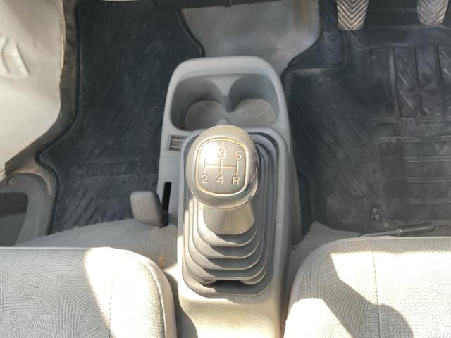 ミニキャブトラック ＶＸ－ＳＥ　５速ＭＴ　４ＷＤ　純正ラジオ　ＡＭ／ＦＭ　マニュアルエアコン　パワーステアリング　ヘッドライトレベレイザー（20枚目）