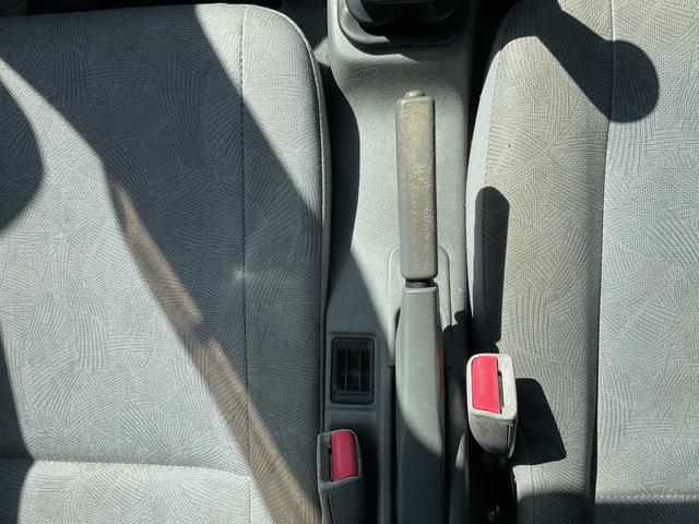 ミニキャブトラック ＶＸ－ＳＥ　５速ＭＴ　４ＷＤ　純正ラジオ　ＡＭ／ＦＭ　マニュアルエアコン　パワーステアリング　ヘッドライトレベレイザー（22枚目）
