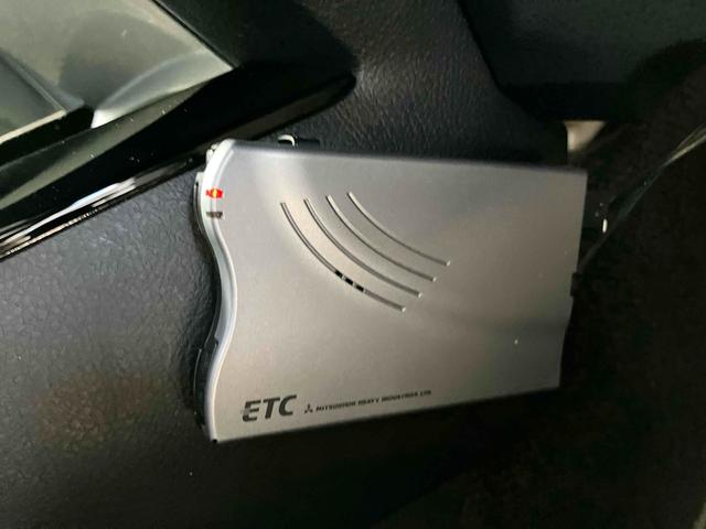 カローラフィールダー ハイブリッドＧ　エアロツアラー・ダブルバイビー　ＥＴＣ　ナビ　バックカメラ　フルセグＴＶ　Ｂｌｕｅｔｏｏｔｈ　ＣＤ　ＤＶＤ　ＨＩＤヘッドライト　オートライト　スマートキー　ＡＷ１５インチ　キーレスエントリー　電動格納ミラー　オートエアコン（5枚目）