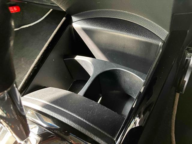 カローラフィールダー ハイブリッドＧ　エアロツアラー・ダブルバイビー　ＥＴＣ　ナビ　バックカメラ　フルセグＴＶ　Ｂｌｕｅｔｏｏｔｈ　ＣＤ　ＤＶＤ　ＨＩＤヘッドライト　オートライト　スマートキー　ＡＷ１５インチ　キーレスエントリー　電動格納ミラー　オートエアコン（52枚目）