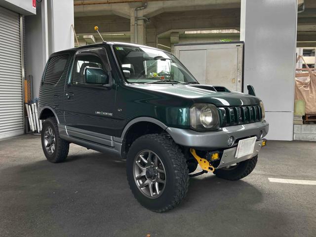 ジムニー ランドベンチャー　４ＷＤ　ターボ　５ＭＴ　リフトアップ　アピオマフラー　ワンオフヒッチメンバー　ドラレコ　ＥＴＣ　ナビ　バックカメラ　フルセグＴＶ　Ｂｌｕｅｔｏｏｔｈ　ＣＤ　ＤＶＤ　ＬＥＤヘッドライト　アルミホイール（3枚目）