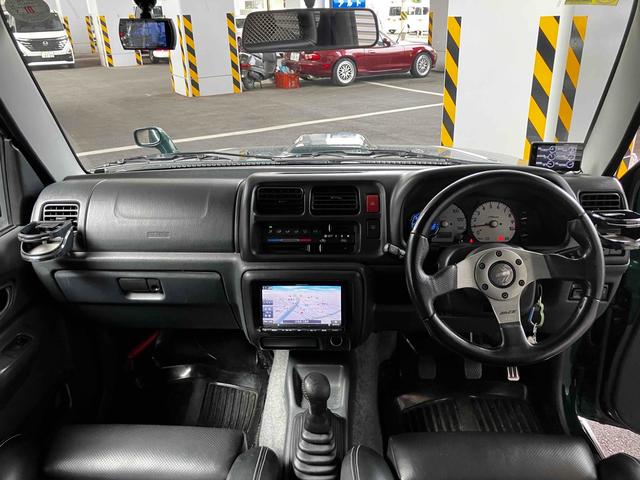 ジムニー ランドベンチャー　４ＷＤ　ターボ　５ＭＴ　リフトアップ　アピオマフラー　ワンオフヒッチメンバー　ドラレコ　ＥＴＣ　ナビ　バックカメラ　フルセグＴＶ　Ｂｌｕｅｔｏｏｔｈ　ＣＤ　ＤＶＤ　ＬＥＤヘッドライト　アルミホイール（4枚目）