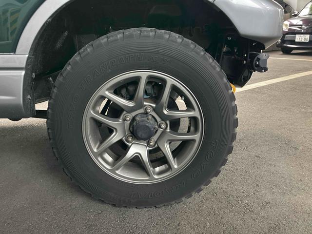ジムニー ランドベンチャー　４ＷＤ　ターボ　５ＭＴ　リフトアップ　アピオマフラー　ワンオフヒッチメンバー　ドラレコ　ＥＴＣ　ナビ　バックカメラ　フルセグＴＶ　Ｂｌｕｅｔｏｏｔｈ　ＣＤ　ＤＶＤ　ＬＥＤヘッドライト　アルミホイール（37枚目）