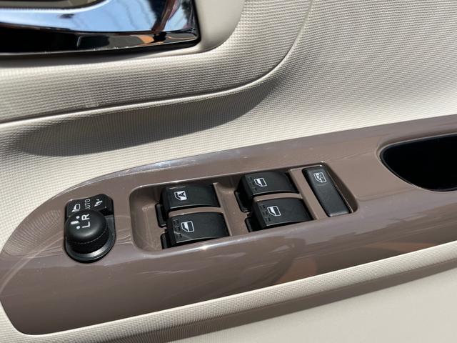 ムーヴキャンバス Ｇメイクアップ　ＳＡＩＩＩ　スマートキー／プッシュスタート／両側電動スライドドア／ナビ／フルセグＴＶ／ブルートゥースオーディオ／ハンズフリー電話／ステアリングスイッチ／オートライト／衝突軽減ブレーキ／アイドリングストップ／（19枚目）