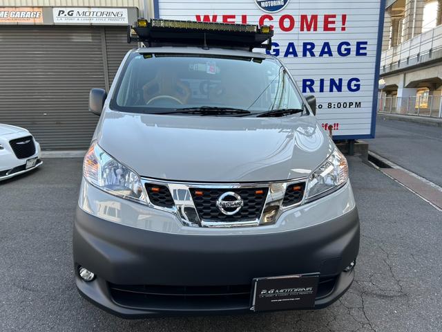 ＮＶ２００バネットバン ルートバンＤＸ　ＵＳＣＶカスタム・リフトアップ・ＦＲＯＮＴ　ＲＵＮＮＥＲルーフラック・１７ｉｎスチ－ルホイ－ル・オ－バ－フェンダ－・ＡＶＵＳバケット×２・Ａｐｐｌｅ　Ｃａｒｐｌａｙ（2枚目）