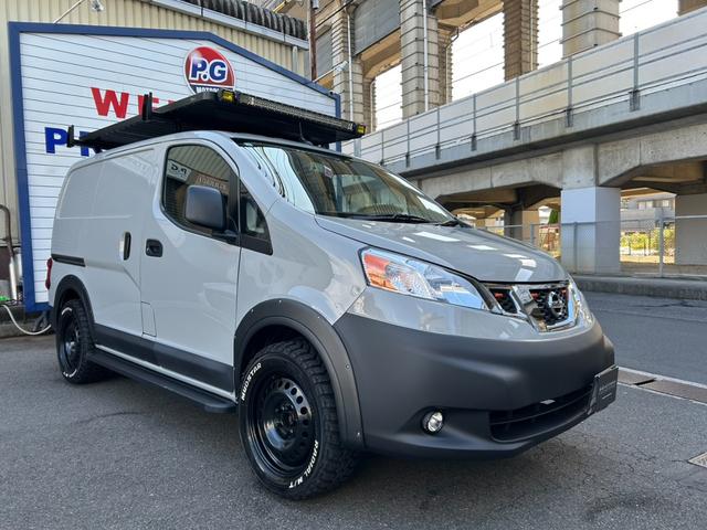 ＮＶ２００バネットバン ルートバンＤＸ　ＵＳＣＶカスタム・リフトアップ・ＦＲＯＮＴ　ＲＵＮＮＥＲルーフラック・１７ｉｎスチ－ルホイ－ル・オ－バ－フェンダ－・ＡＶＵＳバケット×２・Ａｐｐｌｅ　Ｃａｒｐｌａｙ（3枚目）