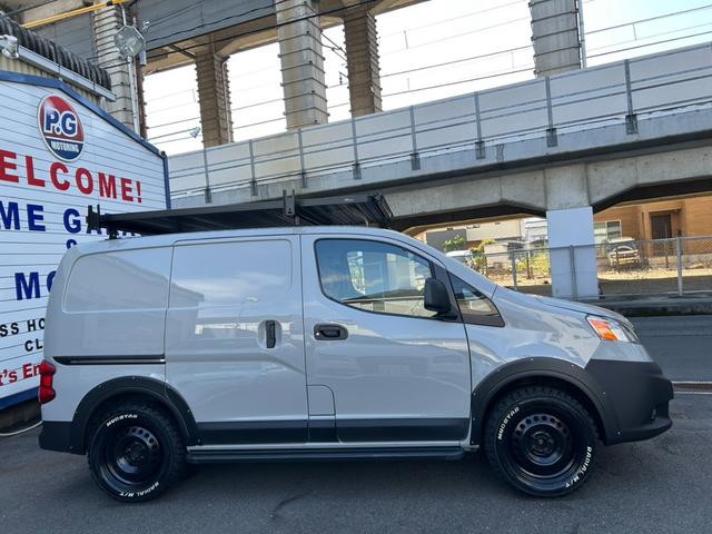 ＮＶ２００バネットバン ルートバンＤＸ　ＵＳＣＶカスタム・リフトアップ・ＦＲＯＮＴ　ＲＵＮＮＥＲルーフラック・１７ｉｎスチ－ルホイ－ル・オ－バ－フェンダ－・ＡＶＵＳバケット×２・Ａｐｐｌｅ　Ｃａｒｐｌａｙ（4枚目）