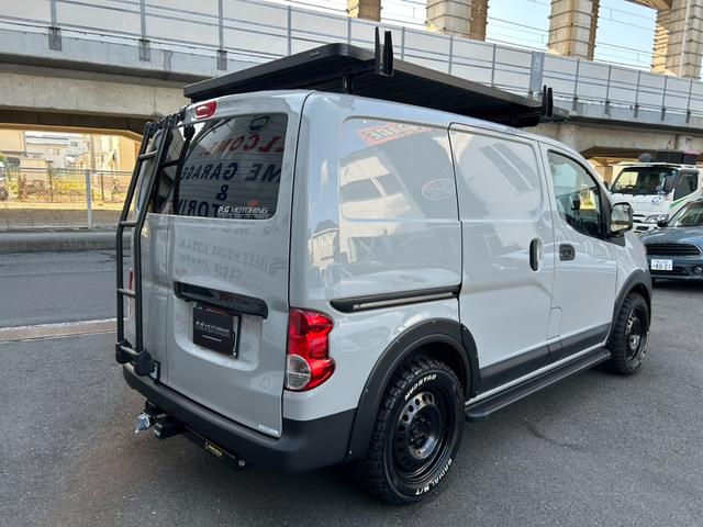 ＮＶ２００バネットバン ルートバンＤＸ　ＵＳＣＶカスタム・リフトアップ・ＦＲＯＮＴ　ＲＵＮＮＥＲルーフラック・１７ｉｎスチ－ルホイ－ル・オ－バ－フェンダ－・ＡＶＵＳバケット×２・Ａｐｐｌｅ　Ｃａｒｐｌａｙ（5枚目）