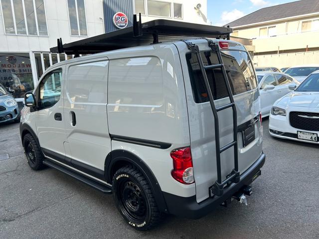 ＮＶ２００バネットバン ルートバンＤＸ　ＵＳＣＶカスタム・リフトアップ・ＦＲＯＮＴ　ＲＵＮＮＥＲルーフラック・１７ｉｎスチ－ルホイ－ル・オ－バ－フェンダ－・ＡＶＵＳバケット×２・Ａｐｐｌｅ　Ｃａｒｐｌａｙ（7枚目）