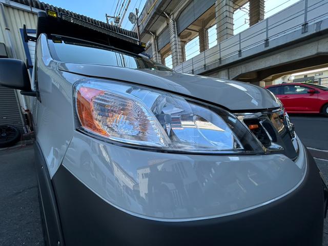 ＮＶ２００バネットバン ルートバンＤＸ　ＵＳＣＶカスタム・リフトアップ・ＦＲＯＮＴ　ＲＵＮＮＥＲルーフラック・１７ｉｎスチ－ルホイ－ル・オ－バ－フェンダ－・ＡＶＵＳバケット×２・Ａｐｐｌｅ　Ｃａｒｐｌａｙ（12枚目）