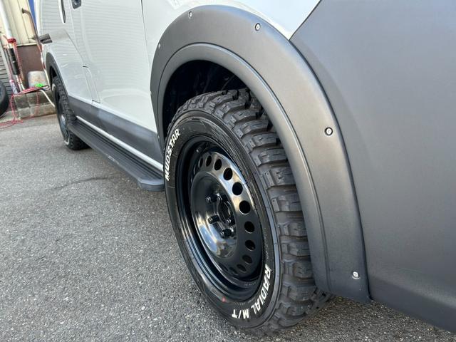 ＮＶ２００バネットバン ルートバンＤＸ　ＵＳＣＶカスタム・リフトアップ・ＦＲＯＮＴ　ＲＵＮＮＥＲルーフラック・１７ｉｎスチ－ルホイ－ル・オ－バ－フェンダ－・ＡＶＵＳバケット×２・Ａｐｐｌｅ　Ｃａｒｐｌａｙ（16枚目）