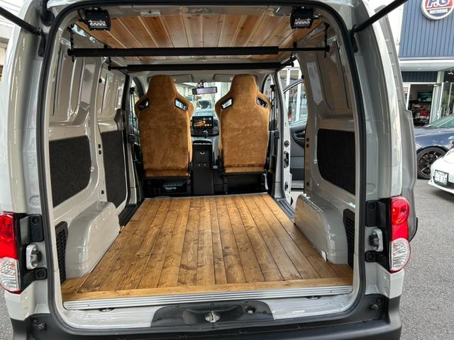 ＮＶ２００バネットバン ルートバンＤＸ　ＵＳＣＶカスタム・リフトアップ・ＦＲＯＮＴ　ＲＵＮＮＥＲルーフラック・１７ｉｎスチ－ルホイ－ル・オ－バ－フェンダ－・ＡＶＵＳバケット×２・Ａｐｐｌｅ　Ｃａｒｐｌａｙ（25枚目）