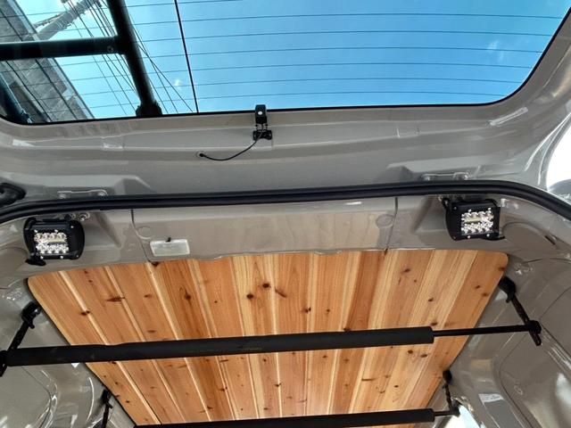 ＮＶ２００バネットバン ルートバンＤＸ　ＵＳＣＶカスタム・リフトアップ・ＦＲＯＮＴ　ＲＵＮＮＥＲルーフラック・１７ｉｎスチ－ルホイ－ル・オ－バ－フェンダ－・ＡＶＵＳバケット×２・Ａｐｐｌｅ　Ｃａｒｐｌａｙ（27枚目）