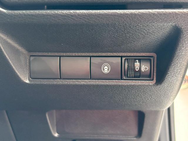 ノート Ｘ　ＥＴＣ　ナビ　ＴＶ　クリアランスソナー　衝突被害軽減システム　オートマチックハイビーム　オートライト　スマートキー　電動格納ミラー　ＣＶＴ　盗難防止システム　衝突安全ボディ　ＡＢＳ　ＥＳＣ　ＣＤ（9枚目）