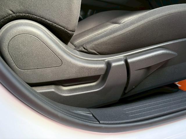 ノート Ｘ　ＥＴＣ　ナビ　ＴＶ　クリアランスソナー　衝突被害軽減システム　オートマチックハイビーム　オートライト　スマートキー　電動格納ミラー　ＣＶＴ　盗難防止システム　衝突安全ボディ　ＡＢＳ　ＥＳＣ　ＣＤ（26枚目）