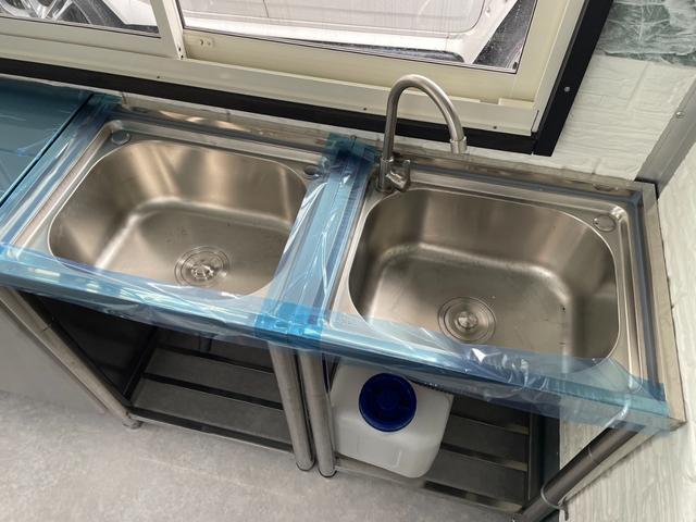 エルフトラック キッチンカー 8ナンバー登録 バックカメラ キーレス 2層シンク 給水タンク ステンレス作業台 新品発電機 ブレーカー 換気扇 釣棚 100V外部電源 コンセント4箇所 LEDスポットライト(6枚目)