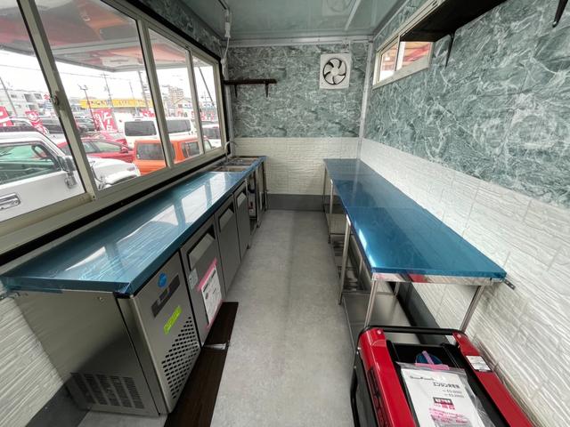 エルフトラック キッチンカー 8ナンバー登録 バックカメラ キーレス 2層シンク 給水タンク ステンレス作業台 新品発電機 ブレーカー 換気扇 釣棚 100V外部電源 コンセント4箇所 LEDスポットライト(11枚目)