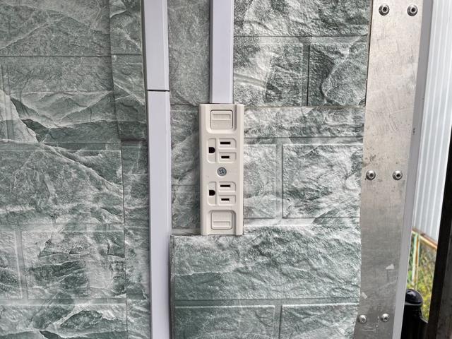 エルフトラック キッチンカー 8ナンバー登録 バックカメラ キーレス 2層シンク 給水タンク ステンレス作業台 新品発電機 ブレーカー 換気扇 釣棚 100V外部電源 コンセント4箇所 LEDスポットライト(18枚目)