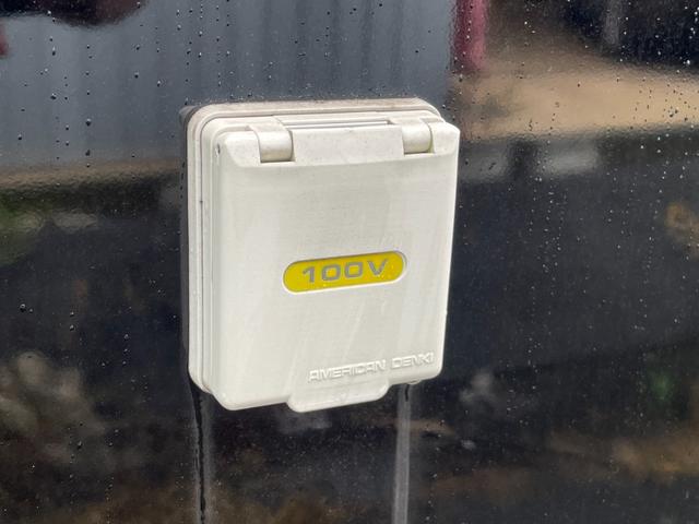 エルフトラック キッチンカー 8ナンバー登録 バックカメラ キーレス 2層シンク 給水タンク ステンレス作業台 新品発電機 ブレーカー 換気扇 釣棚 100V外部電源 コンセント4箇所 LEDスポットライト(21枚目)